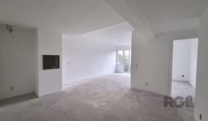 Apartamento de 2 dormitórios, com planta bem distribuída e posição solar incrível, leste norte, amplo living com cozinha americana, churrasqueira, amplas aberturas o que garante muita luz natural. 1 v