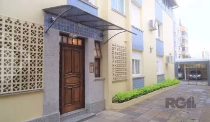 Apartamento de 3 dormitórios, incluindo 1 suíte, com um living espaçoso que integra dois ambientes. O teto rebaixado em gesso com iluminação embutida em croicas dá um toque moderno e aconchegante. Sal