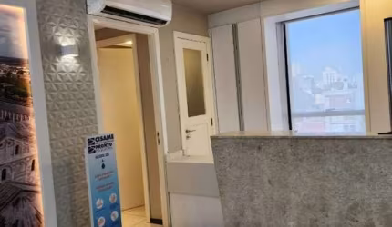 Sala comercial com 57,20 m² privativos, no bairro Bela Vista, próximo a esquina com a Av. Goethe. Sala com hall de entrada, 3 ambientes mobiliados, 2 banheiros mobiliados e um  box de garagem escritur