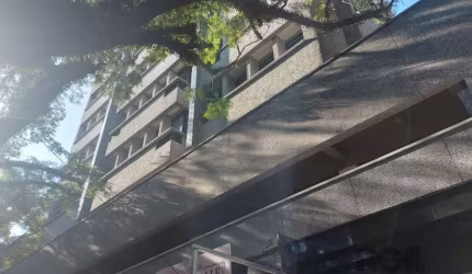 Impecável e bem localizada sala comercial, medindo 44,76 m², com 1 box coberto, localizada no Moinhos de Vento, junto a Rua Vinte e Quatro de Outubro e Padre Chagas, Shopping Moinhos e Parcão. Prédio 