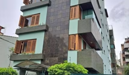 Cobertura de 190,05 m² privativos, com três dormitórios, sendo um suíte, living para dois ambientes com lareira e churrasqueira, cozinha com armários, banheiro social com armários, área de serviço e v