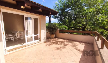 Bela e espaçosa cobertura de 03  dormitórios sendo 01 suíte localizado no Bairro Bela Vista. O apartamento tem a cozinha, dormitórios, banheiro social e o amplo living localizado no primeiro nível e n
