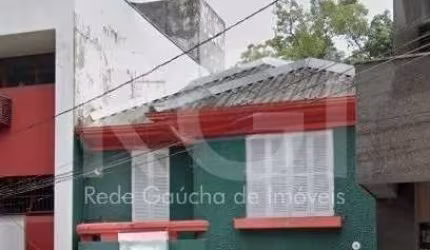 Casa Comercial na Avenida Protásio Alves, bairro Petrópolis &lt;BR&gt;&lt;BR&gt;Composto aproximadamente por 254m², subsolo com 55m², térreo com 93m² e 105m² piso superior, um  (1) banheiro, três (3) 