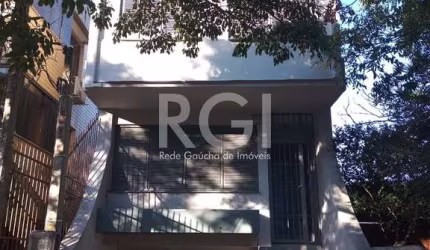 Casa comercial/residencial no bairro Petrópolis em Porto Alegre/RS. &lt;BR&gt;&lt;BR&gt;O imóvel possui 200m² privativos, composta de 3 (três) dormitórios, 1 suíte, living para 3 (três) ambientes, lav