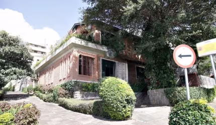 Casa de 04 dormitórios, uma suíte, para alugar ,234m² bairro Petrópolis/Porto Alegre.&lt;BR&gt;&lt;BR&gt;Casa residencial ou comercial,04 dormitórios,01 suíte, de esquina ,escritório,05 banheiros,03 v