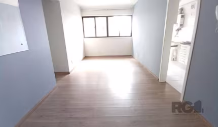 Apartamento SEMI-MOBILIADO de 2 (dois) dormitórios no Bairro Santana em Porto Alegre/RS.&lt;BR&gt;&lt;BR&gt;Imóvel com armários, living amplo, 2 ambientes, com copa/cozinha completa com armários, banh