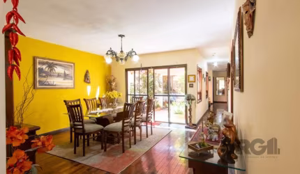 Casa térrea com 3 dormitórios, sendo 1 suíte, 2 banheiros, hall de entrada,, sala de estar espaçosa, sala de jantar, jardim de inverno, lareira, churrasqueira, lavanderia, bela e ampla cozinha. Além d