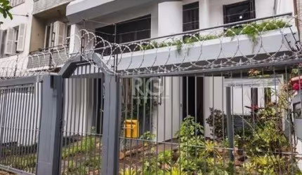 Vende casa de 3 dormitorios ,&lt;BR&gt; com ótima localização no bairro Rio Branco, próximo ao Hospital de Clínicas. Casa com 3 dormitórios, sendo 1 suíte máster com hidro e sacada, living com 2 ambie