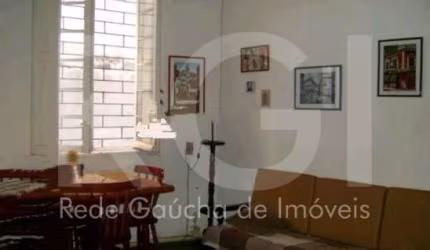 Vende casa em localização privilegiada, tanto  para comércio como  residência.  2 pavimentos, 4 dormitórios, amplo living para 2 ambientes com lareira, gabinete, biblioteca, sacada nos dormitórios, ba