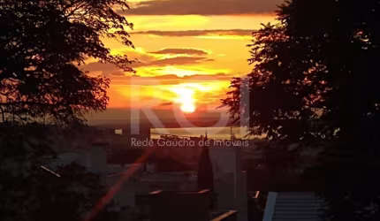Linda casa 3 andares,  em condomínio fechado 4 dormitórios, 1 suite, 3 garagens, bairro Vila Nova - Porto Alegre&lt;BR&gt;&lt;BR&gt;Excelente casa sobrado, 3 andares, com um lindo por do sol, composta