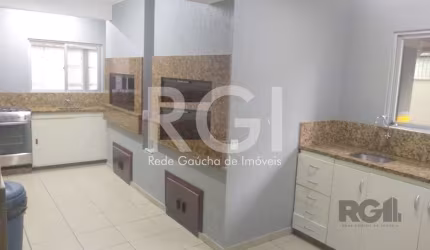 Excelente  apartamento desocupado em  andar alto, 2 dormitórios  amplos, ensolarados, living para 2 ambientes , sala de estar e sala de jantar. 2 banheiros,  banheiro social e lavabo. Cozinha com arma