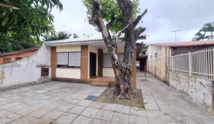 Casa térrea no bairro Ipanema, com 3 dormitórios sendo 1 suíte, living para 2 ambientes, banheiro social, lavanderia, área para churrasco e amplo pátio com canil.&lt;BR&gt;Localizado na avenida Cavalh