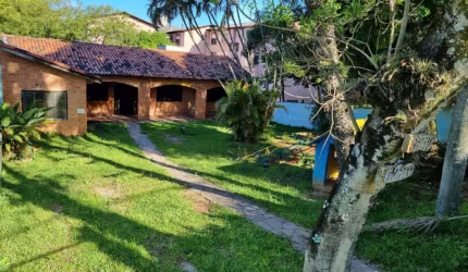 Terreno com casa térrea na avenida Cavalhada com 03 dormitórios. &lt;BR&gt;Terreno medindo 15 x 30m.&lt;BR&gt;Amplo pátio, fácil acesso de carro ou transporte público. Em frente a shopping comercial, 