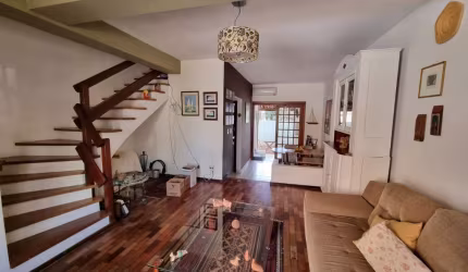 Casa no condomínio Green Hill com 02 dormitórios.&lt;BR&gt;Living para 02 ambientes bem definidos, sendo estar/jantar. lavabo, cozinha com móveis sob medida. espaço coberto com churrasqueira e um bom 