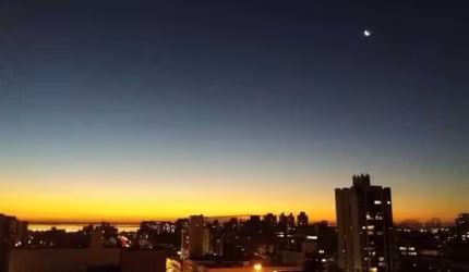 APARTAMENTO 1 DORMITÓRIO - Imóvel com 47,41 m² de área privativa, composto por 1 suíte, living para 2 ambientes com churrasqueira e vista panorâmica para o Guaíba, lavabo, cozinha e área de serviço. C