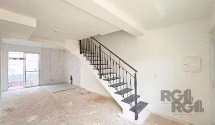 Excelente oportunidade, especialmente para quem busca um sobrado em condomínio com boa infraestrutura de lazer e localizado em uma área conveniente da zona sul de Porto Alegre. &lt;BR&gt;&lt;BR&gt;A c