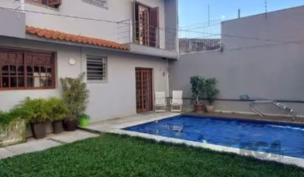 Casa com 3 dormitórios, sendo 1 suíte com closet, amplo living 2 ambientes, sala de jantar, sala de cinema, sala de jogos, lavabo, despensa ,cozinha planejada, lavanderia, espaço gourmet, sala de máqu