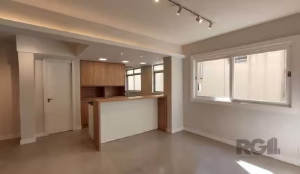 Impecável apartamento de 2 dormitórios no bairro Petrópolis!  São 67,40m² distribuídos em living para dois ambientes integrado com a cozinha americana, lavabo, 2 dormitórios, banheiro social, área de 