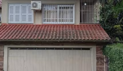 Belíssimo sobrado, composto por uma ampla sala de estar, cozinha com móveis planejados,, área de lazer com churrasqueira, pátio frente e fundos, 3 dormitórios, sendo 1 suite, banheiro social e um cômo