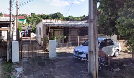 Terreno plano, com 10m x 30m. Possui duas casas de alvenaria que precisam de reforma e não estão averbadas.