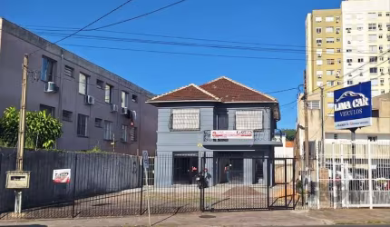 Casa à venda com área construída de 240m², oferecendo 5 quartos, 3 banheiros e 8 vagas de garagem, num terreno de 559m2.&lt;BR&gt;Aproveite para visitar esta oportunidade e agende uma visita!