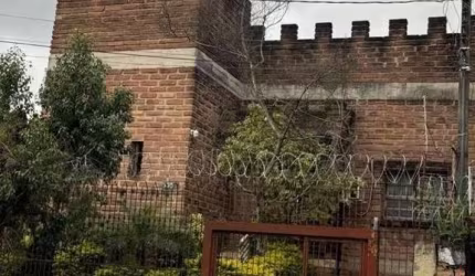 VENDE, PRÉDIO COMERCIAL NO BAIRRO CAVALHADA, EM PORTO ALEGRE. RS. COM 270 METROS QUADRADOS DE ÁREA CONSTRUÍDA, PÉ DIREITO 3,5 METROS, BANHEIROS MASCULINO E FEMININO TERRENO ALTO LIVRE DE ÁGUAS. ÓTIMO 