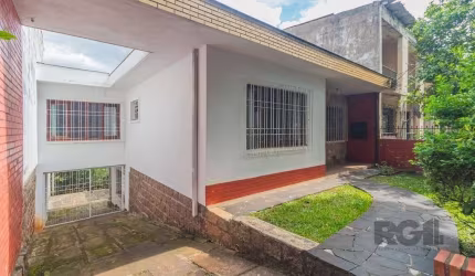 Casa térrea residencial com 3 dormitórios, living, cozinha, banheiro social, área de serviço separada e pátio gramado nos fundos. Vaga para 3 carros e espaço adicional que pode ser usado como depósito
