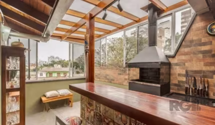 uer a comodidade de entrar e morar num duplex totalmente reformado !!&lt;BR&gt;Charmosa, impecável e aconchegante Cobertura Duplex no Jardim Botânico!!&lt;BR&gt;Área Total: 161 m² | Área Privativa: 11