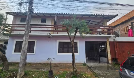 Casa com 2 pavimentos, sendo 2 casas independentes, sendo a parte superior com 2 dormitórios, banheiro social, sala de estar e jantar com lareira, integradas a cozinha, área externa com churrasqueira 
