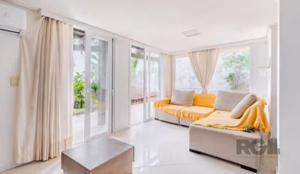 Maravilhosa residência com 3 dormitórios, incluindo uma suíte, ideal para sua família. O imóvel conta com uma cozinha funcional, um aconchegante estar íntimo e uma elegante sala de jantar. São 2 banhe