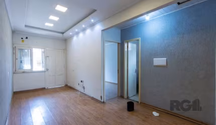 Casa térrea com 02 dormitórios no Residencial Campos de Ipanema,  sala e cozinha integradas, banheiro social, lavabo, área de serviço amplo pátio. Piso laminado em toda casa, gesso na sala e quarto ca