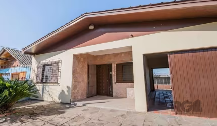 Ótima casa de 159m², composta por living para dois ambientes, 2 dormitórios, banheiro social com ventilação natural, espaçosa cozinha, ampla área de serviço, pátio, edícula nos fundos com churrasqueir