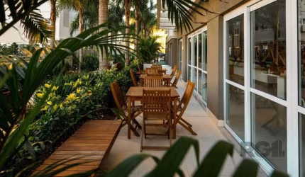 Excelente apartamento de 2 dormitórios, sendo um suite, cozinha planejada, com churrasqueira.  Sol da tarde, amplo living, proximo a todos serviços e ao Bourbon Shopping. Vaga de garagem coberta. Cond