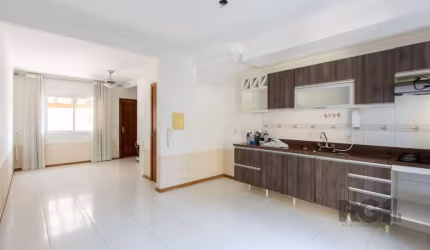 Ótimo sobrado com 2 dormitórios em condomínio fechado, &lt;BR&gt;living amplo, cozinha, espaço com churrasqueira, lavanderia, lavabo, banheiro social e 1 vaga em frente.&lt;BR&gt;Condomínio com salão 