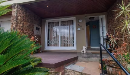 CASA 290 m²  - 3 dormitórios , 1 suíte ,1 lavabo,, banheiro sauna na suite do casal . 2 salas com janelas amplas, lareira e cozinha montada.&lt;BR&gt;Edícula com churrasqueira área de serviço bem ampl