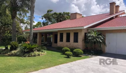 Descubra o encanto desta exclusiva casa de esquina, situada em dois terrenos no coração de Atlântida, onde a sofisticação encontra o estilo tradicional da praia. Com uma construção de qualidade inques