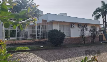 Excelente casa comercial de esquina, com clinica funcionando ,totalmente reformada ,recepção,amplo salão de espera, amplo consultório,biombo , sala de pesagem, banheiro adaptado ,circulação , banheiro