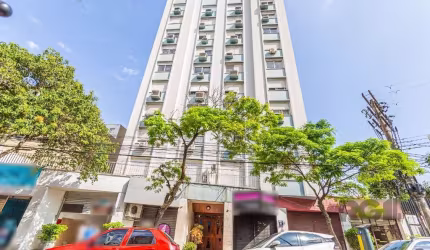 Apartamento de 3 dormitórios/suite, frente, andar alto. Living para 2 ambientes. Cozinha. Dependência de empregada aberta. Wc. Auxiliar. Área de serviço. Suite do casal de frente para  a avenida  Cris