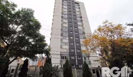 Apartamento Mobiliado e decorado de 1 dormitório com suíte americana,  dormitório separado do living, cozinha com porta de correr e lavanderia grande separada. Churrasqueira no apartamento, água quent