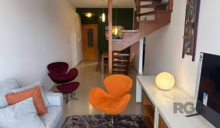 Cobertura de 125m² privativos, semi-mobiliada, 2 dormitórios sendo 1 suíte e 2 vagas no bairro Petrópolis.&lt;BR&gt;&lt;BR&gt;Primeiro andar:  living para dois ambientes, banheiro social ,área de serv