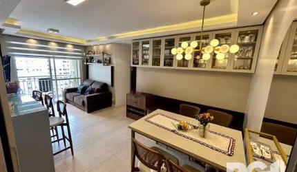 Apartamento 3 dormitórios, sendo 1 suíte, 2 banheiros, todo mobiliado, living bem decorado para 2 ambientes, sacada com churrasqueira.&lt;BR&gt;Vaga para 2 carros (dupla) coberta e escriturada.&lt;BR&