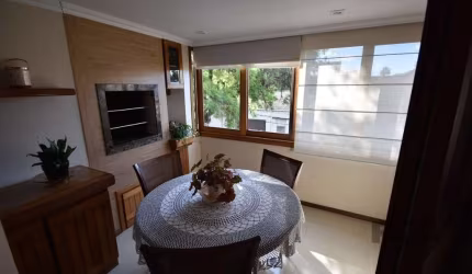 Excelente apartamento amplo, com planta diferenciada 120m2 de área útil no bairro Higienópolis. Composto de 3 grandes dormitórios, sendo 1 suíte, living amplo com 2 ambientes e lareira, WC social, sac