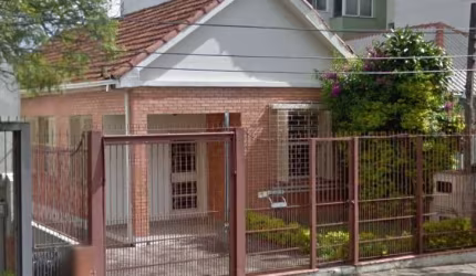 Casa com 102m² de área privativa, 2 dormitórios, sendo uma suíte, living dois ambientes, banheiro social, cozinha, área de serviço e 3 vaga de estacionamento. Boa localização, próximo de mercados farm