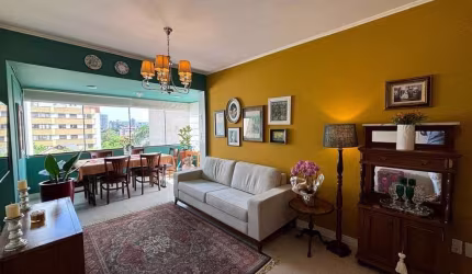 Excelente apartamento a venda, três dormitórios, sendo um suíte, living dois ambientes, sacada com churrasqueira, banheiro social, cozinha com área de serviço separada e uma vaga de garagem coberta. C