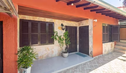 Vendo casa 3 dormitórios, 2 vagas, com piscina no Parque Santa Fé 180m² com lareira, churrasqueira, área gourmet, cozinha mobiliada, jardim, portão eletrônico, bem localizada ótima posição solar. Fina