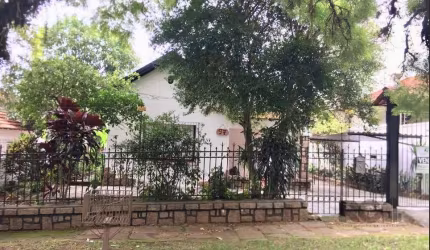 ÓTIMA RESIDENCIA EM RUA CALMA, ARBORIZADA, PARREIRA , GARAGEM COBERTA, CHURRASQUEIRA, LAVANDERIA, COZINHA, TRES DORMITORIOS , BANHEIRO SOCIAL, CLOSET, BANHEIRO SERVIÇO, DEPENDENCIA EMPREGADA COMPLETA,