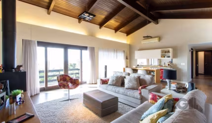 Casa com uma linda vista , amplo living com cozinha gourmet, 2 lareiras,  forno lenha,, sala de Tv, sala de jogos, 3 suítes com sacada , mais 2 no térreo ( que podem  ser escritórios). depósito, lavan