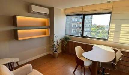 Sala comercial mobiliada à venda no empreendimento Linked Teresópolis, perfeita para escritório ou clínica, com 29,8m² bem aproveitados e posição solar privilegiada, garantindo um ambiente claro e aco