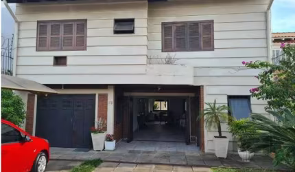 Descubra esta incrível casa localizada na Rua da Várzea, no Jardim São Pedro, Porto Alegre. Casa com 6 dormitórios e 6 vagas para carros, este imóvel é perfeito para acomodar toda a sua família. Sua d