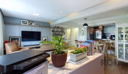 Descubra seu novo lar no coração do bairro Tristeza, em Porto Alegre!&lt;BR&gt; Este apartamento espaçoso de 90,14 m², totalizando 114,35 m², oferece um ambiente ideal para a sua família. &lt;BR&gt;Co